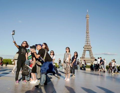 سياح في باريس برج ايفل