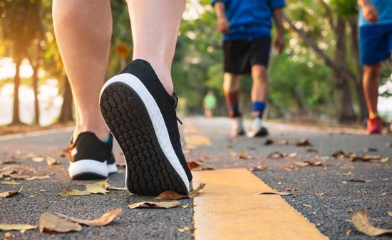 المشي من النشاطات البدنية
