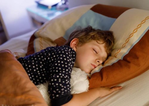 أهمية النوم للأطفال