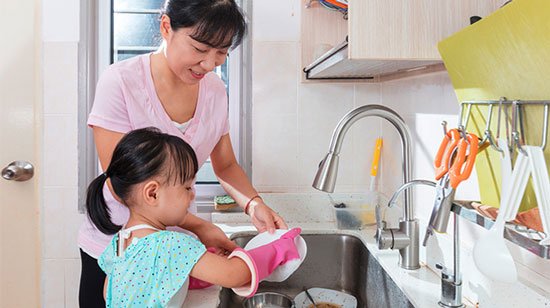 تربية أطفال طفل يغسل الصحون