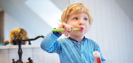 طفل ينظف أسنانه بنفسه