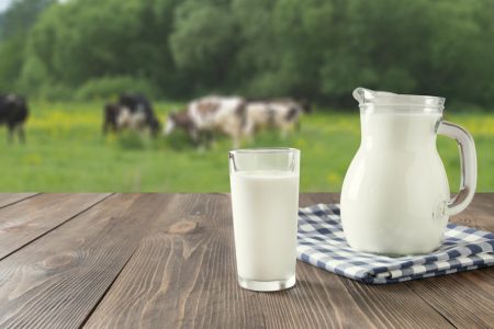 حليب البقر - الحقائق الغذائية و آثاره على صحة البشر | (المعلومات الكاملة) |  توعية