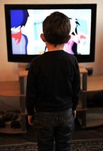 طفل-يشاهد-التلفاز