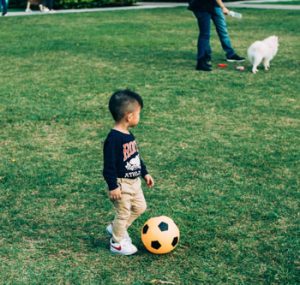 طفل-يلعب-كرة-القدم