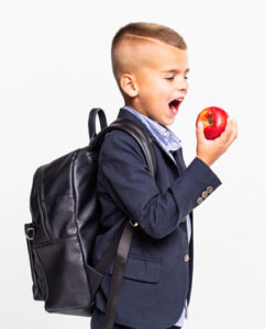 طفل-يأكل-تفاحة
