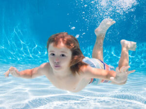 طفل-يسبح-تحت-الماء